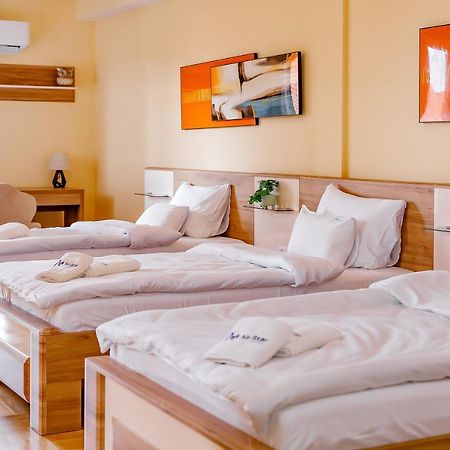 Airstar Hotel Surčin Eksteriør billede