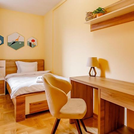 Airstar Hotel Surčin Eksteriør billede