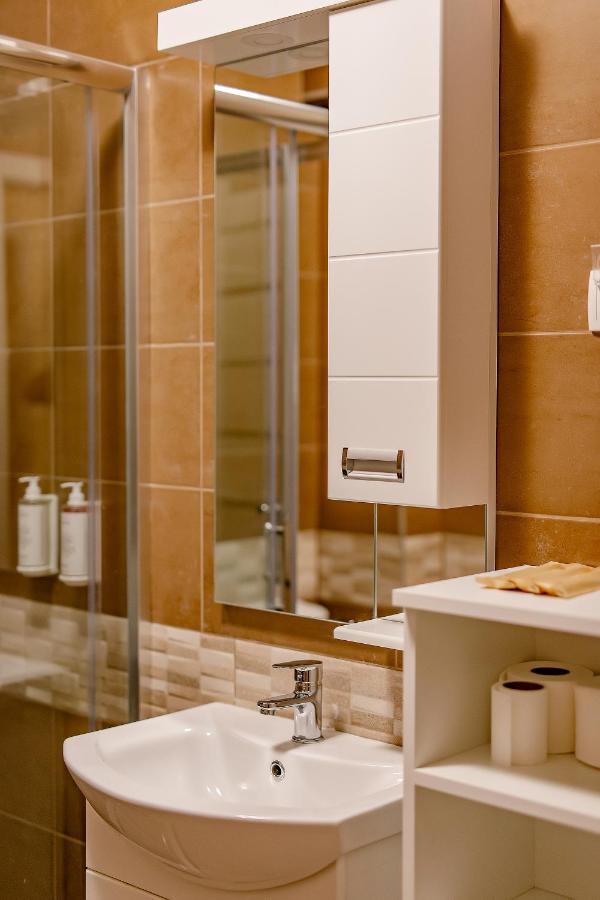 Airstar Hotel Surčin Eksteriør billede