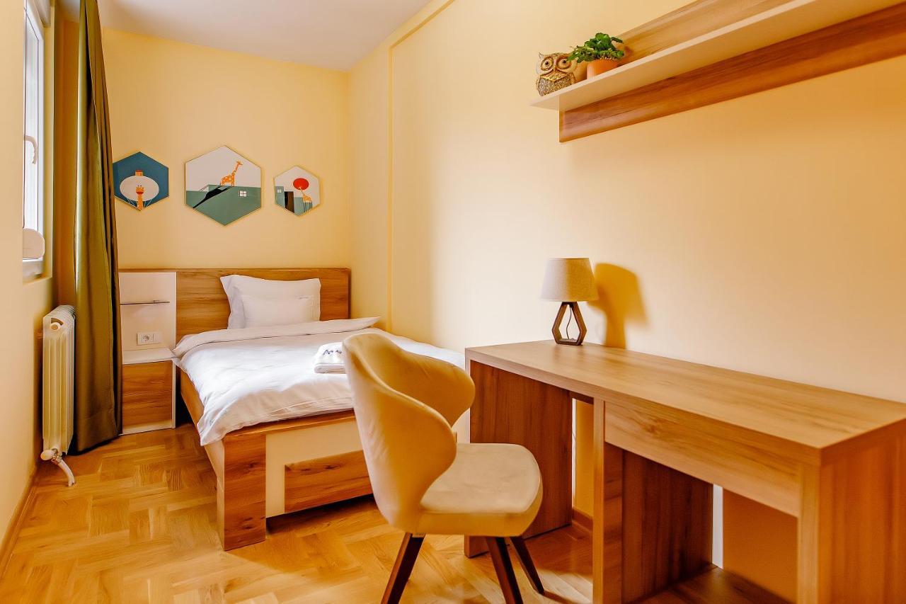 Airstar Hotel Surčin Eksteriør billede