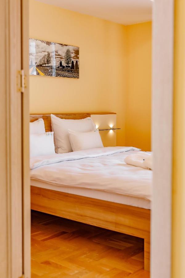 Airstar Hotel Surčin Eksteriør billede