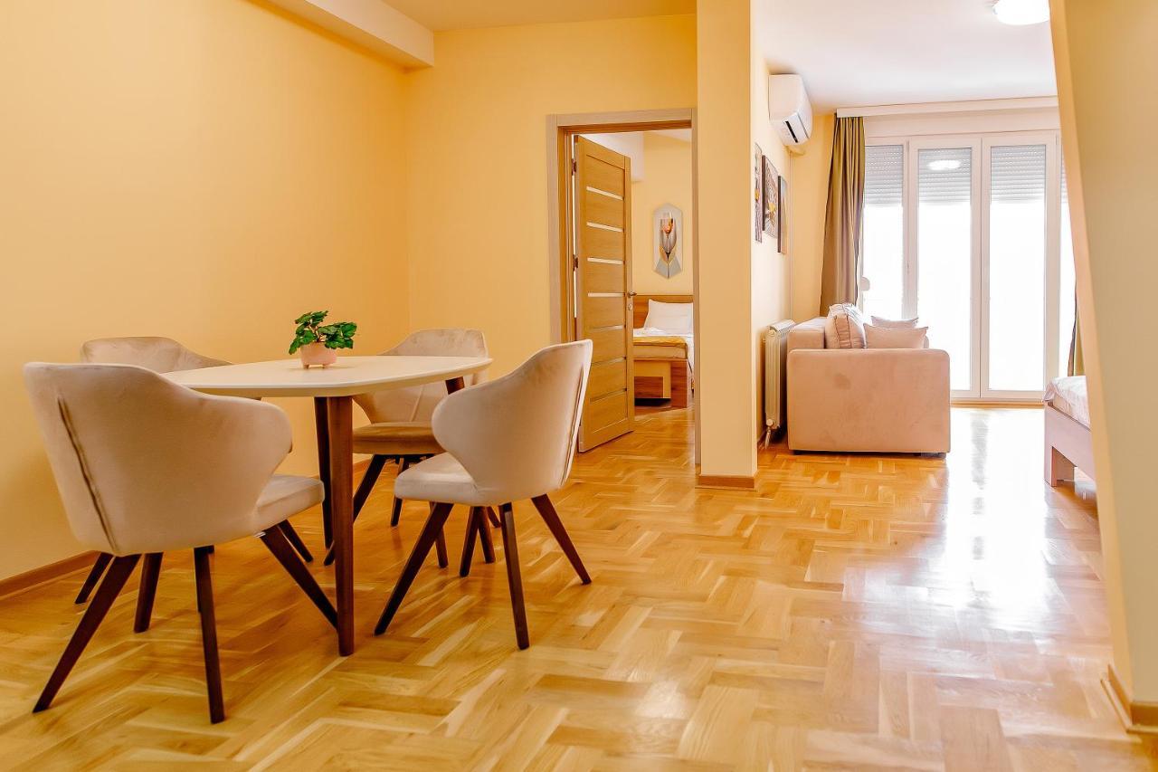 Airstar Hotel Surčin Eksteriør billede