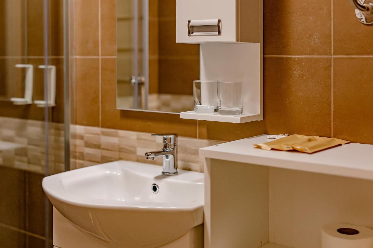 Airstar Hotel Surčin Eksteriør billede