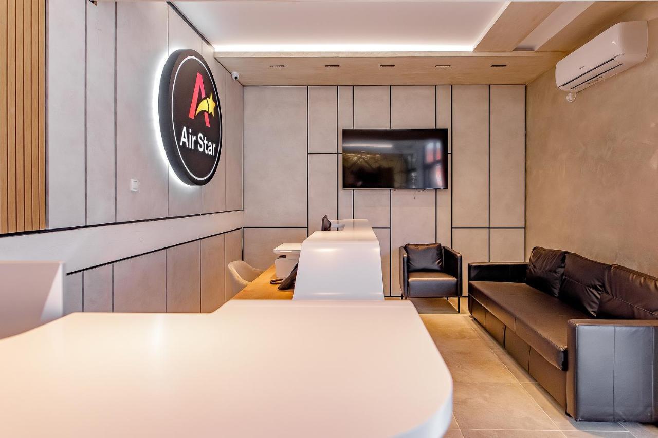 Airstar Hotel Surčin Eksteriør billede