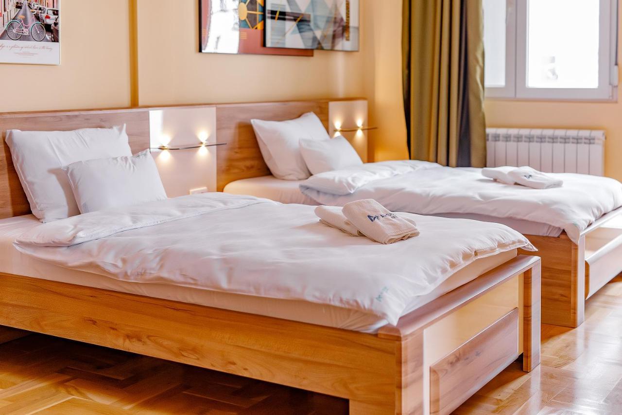 Airstar Hotel Surčin Eksteriør billede