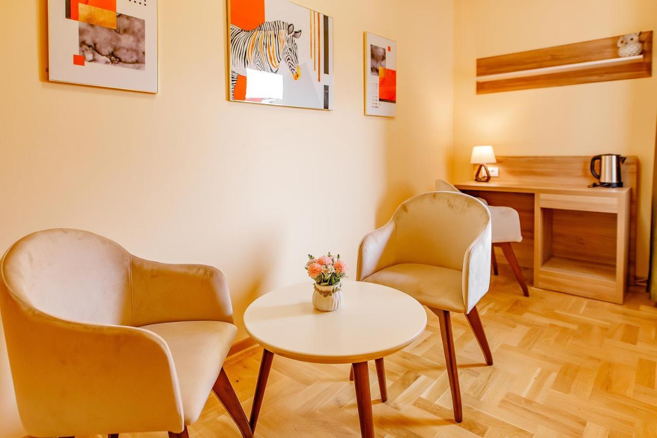 Airstar Hotel Surčin Eksteriør billede