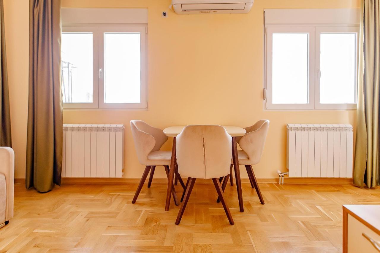 Airstar Hotel Surčin Eksteriør billede