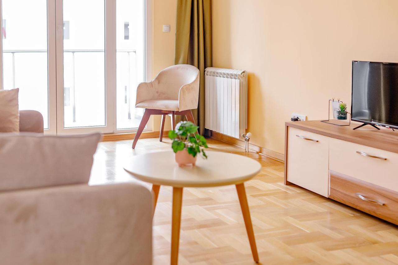 Airstar Hotel Surčin Eksteriør billede