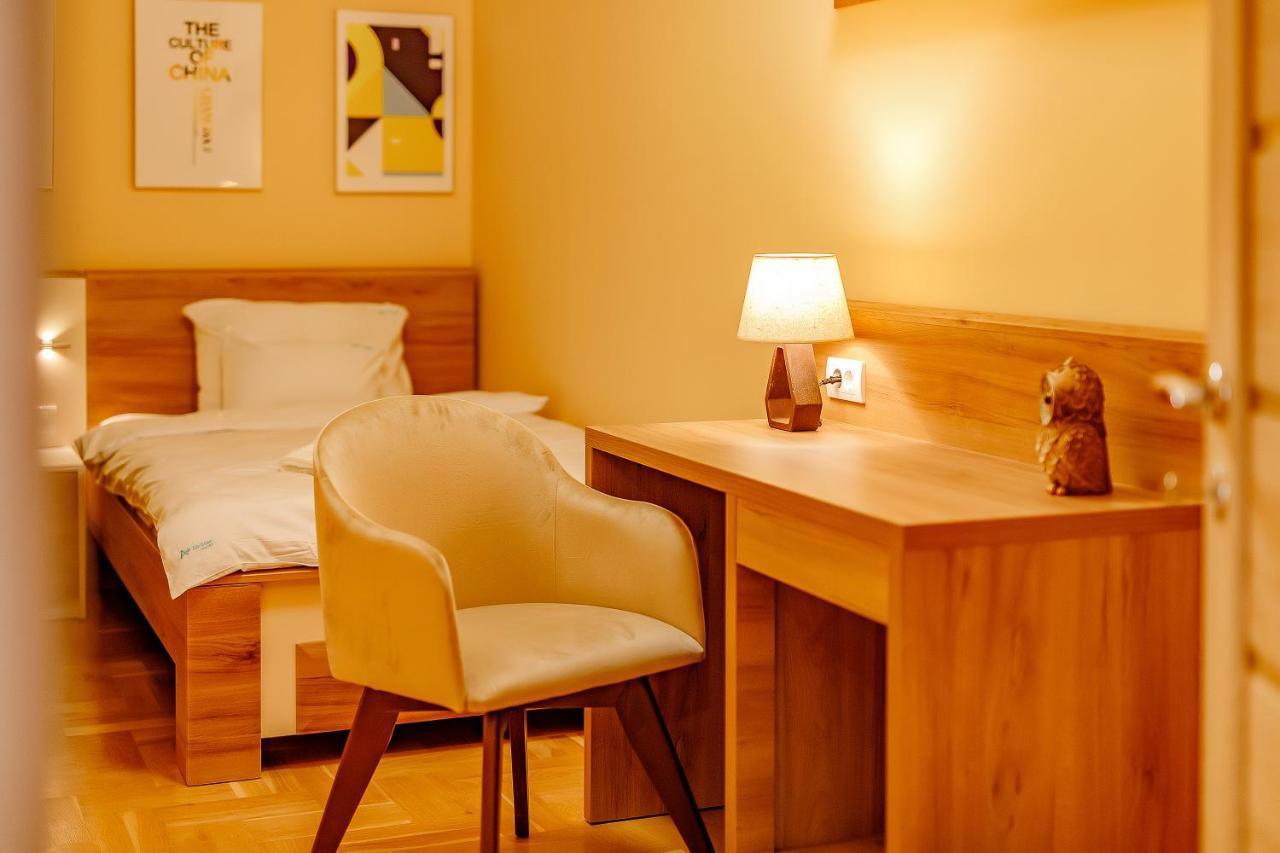 Airstar Hotel Surčin Eksteriør billede