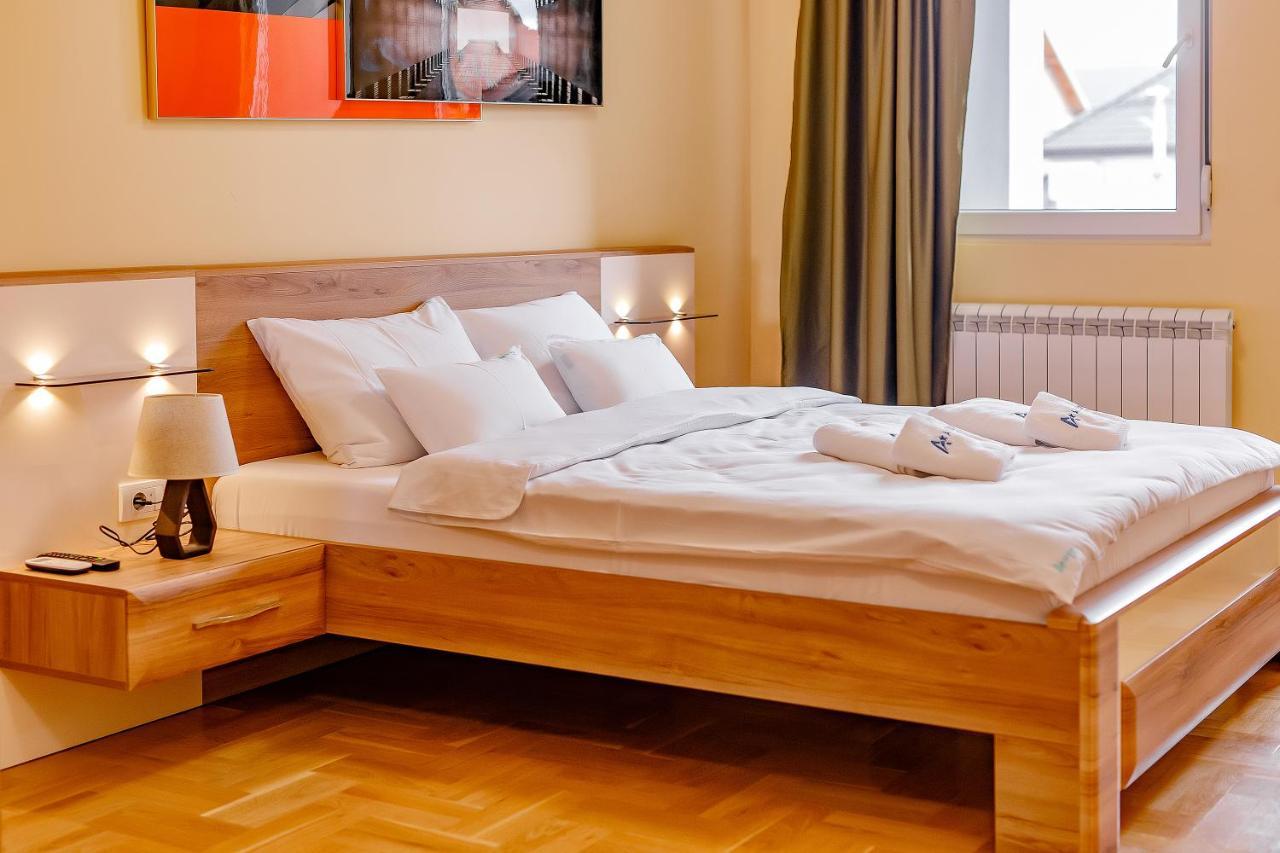 Airstar Hotel Surčin Eksteriør billede