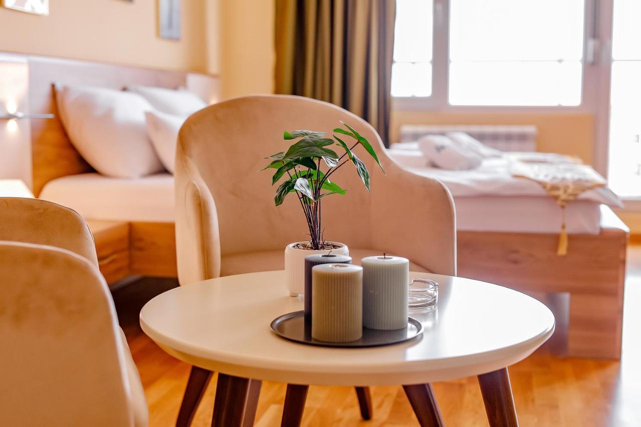 Airstar Hotel Surčin Eksteriør billede