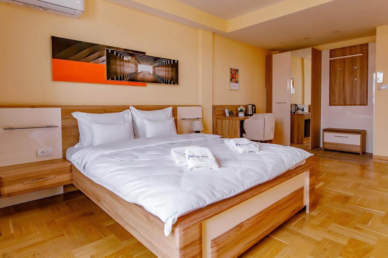 Airstar Hotel Surčin Eksteriør billede