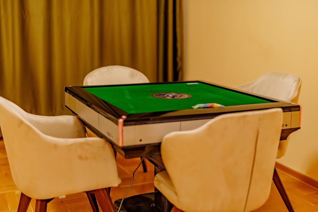 Airstar Hotel Surčin Eksteriør billede