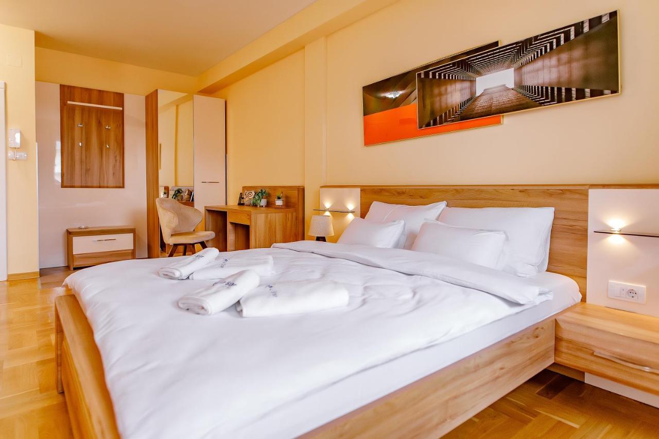 Airstar Hotel Surčin Eksteriør billede